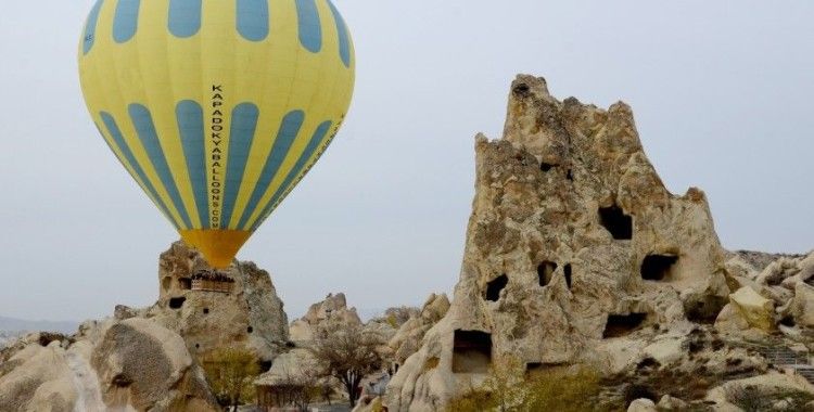 Kapadokya’da fırtına nedeniyle balon uçuşları iptal edildi