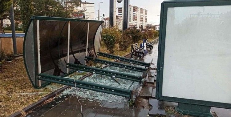 Ankara'da fırtına otobüs durağını devirdi