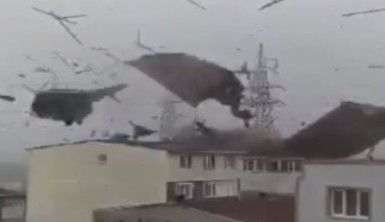 Avcılar'da bir kadın uçan çatıdan son anda kurtuldu