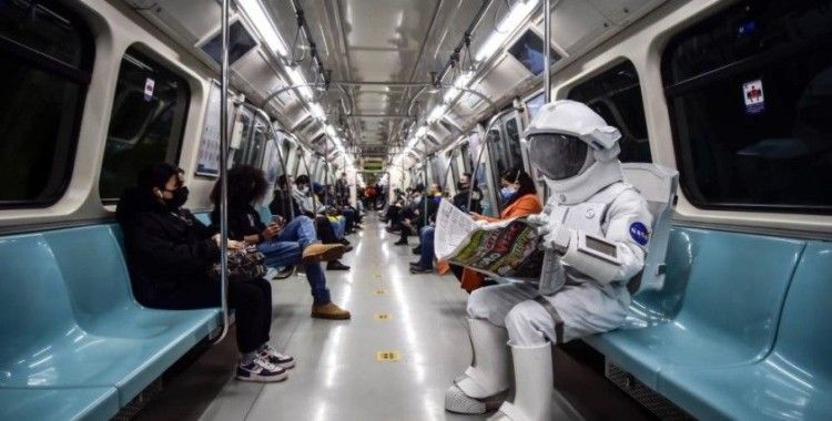 Metroyla İstanbul turu yapan astronot merak uyandırdı