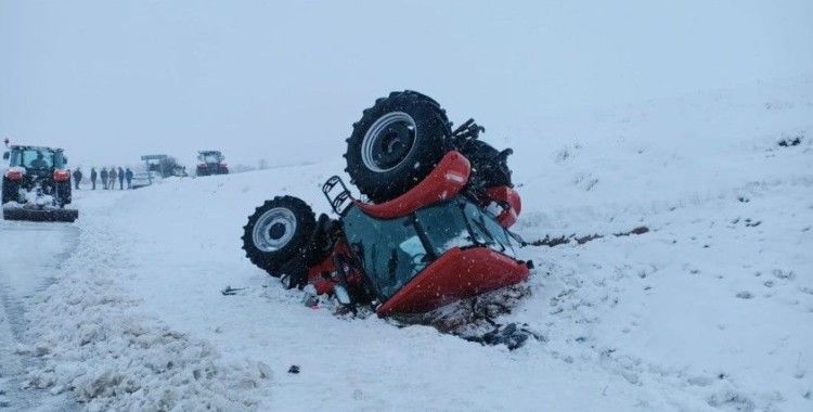Karlı yolda traktör devrildi: 1 ölü, 2 yaralı