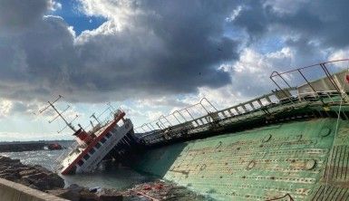 Maltepe'de fırtınada karaya oturan gemi kurtarılmayı bekliyor