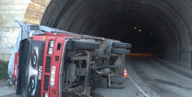 Kontrolden çıkan kamyon tünelde devrildi