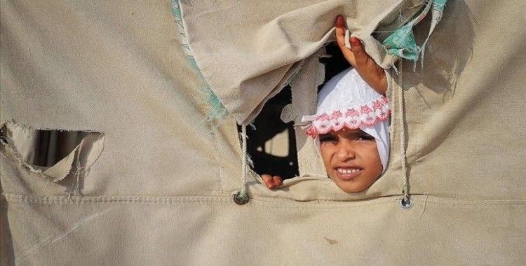Yemen'de çatışmalar nedeniyle okulları yıkılan öğrenciler çadırlarda eğitim görüyor
