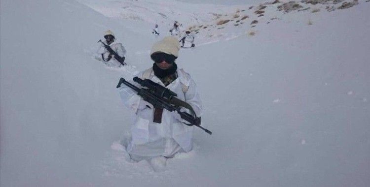Güvenlik güçleri kara kışa rağmen Doğu Anadolu'da teröristlere göz açtırmıyor