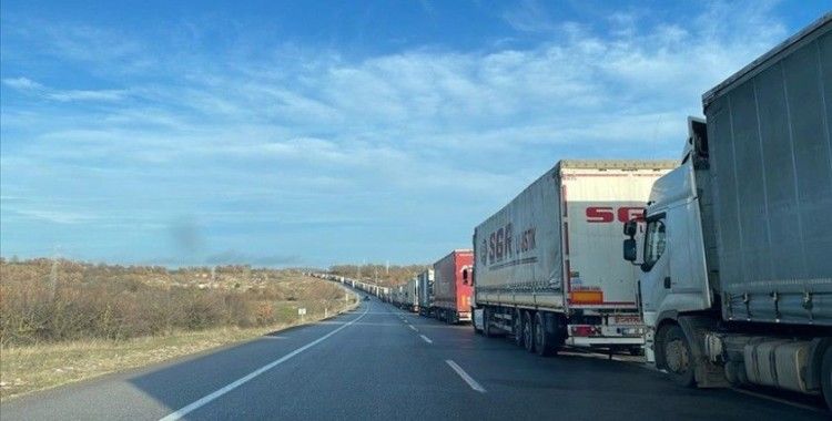 Bulgaristan'a açılan Hamzabeyli Sınır Kapısı'nda 20 kilometre tır kuyruğu oluştu