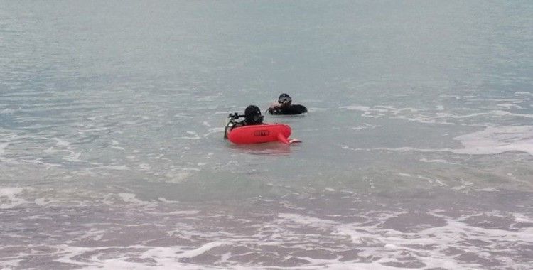 Yurt dışına kaçmak isterken tekneden atılan 2 kayıp göçmen, insansız sualtı robotuyla aranıyor