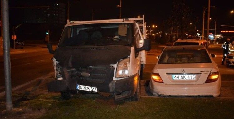 Malatya’da çarpışan 2 araç refüje çıktı: 2 yaralı
