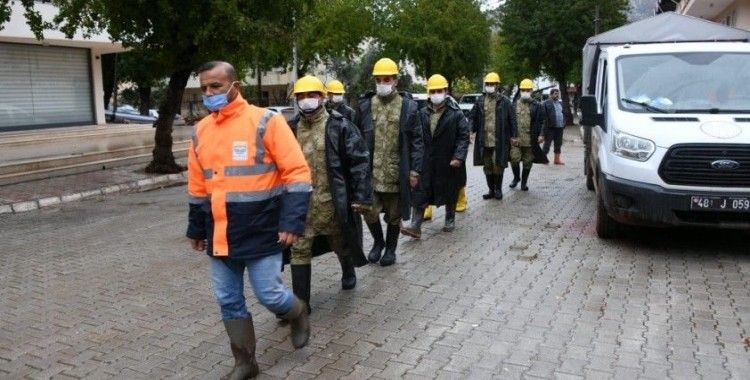 Mehmetçik’ten yağışlar sonucu ev ve işyerleri hasar gören vatandaşlara yardım