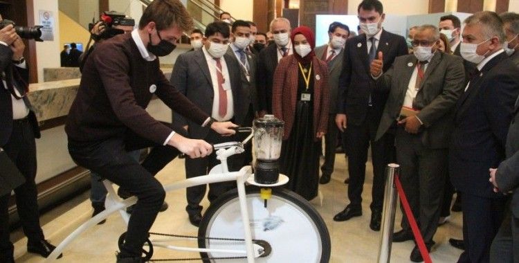 Bakan Kurum, çevreci bisikletle üretilen milkshakenin tadına baktı