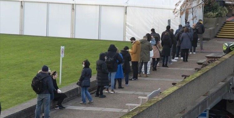 İngiltere'de tüm yetişkinler yıl sonundan önce güçlendirici Kovid-19 aşısı yaptırabilecek