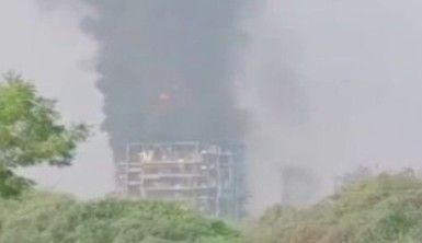 Hindistan'dan kimya fabrikasında yangın
