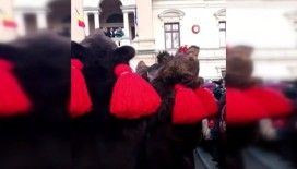 Romanya’da ayı kostümlü geleneksel yılbaşı kutlaması