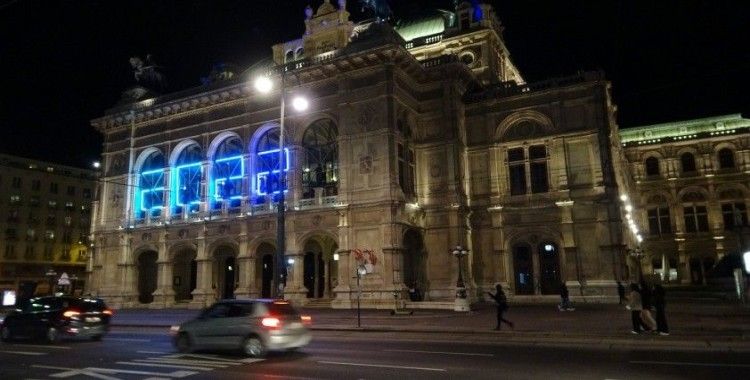 Avusturya’da yılbaşı kutlamalarında maske ve sosyal mesafe unutuldu