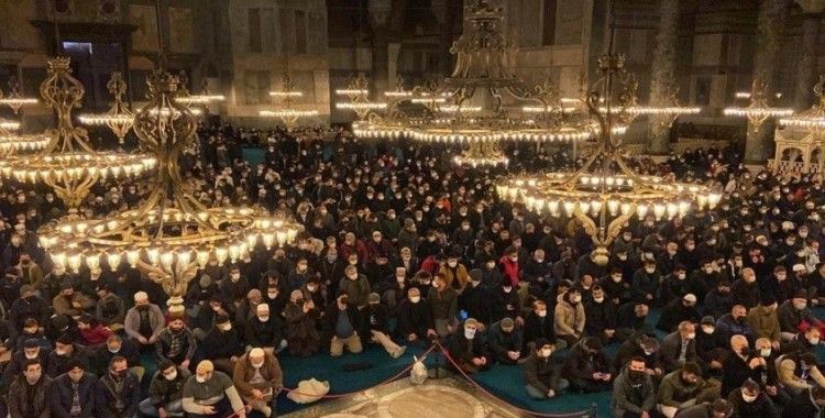 Ayasofya Camii yılın ilk sabah namazında doldu taştı