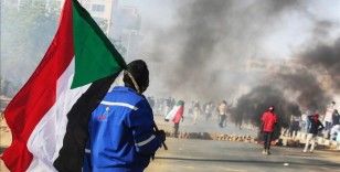 Sudan polisi, sivil yönetim için Cumhurbaşkanlığı Sarayı'na yürüyen göstericileri dağıttı