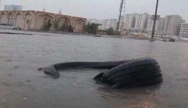 Kuveyt'te şiddetli yağışlar sele neden oldu