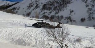 Kardan yolu kapanan 2 bin rakımlı köyde helikopterli hasta kurtarma operasyonu