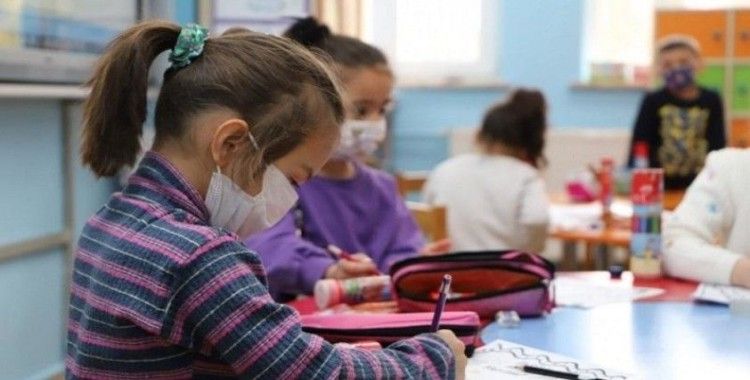 Prof. Dr. Oğuztürk: Omicron belirtileri grip ile çok benzeşiyor, şikayeti varsa okula göndermeyin