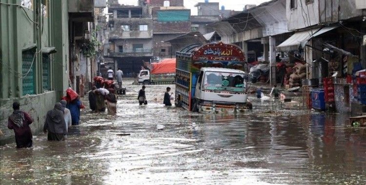 Pakistan'da aşırı yağışlar hayatı olumsuz etkiledi