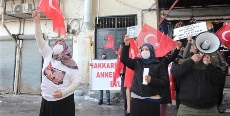 Hakkari'de terör mağduru aileler HDP önünde eylem yaptı