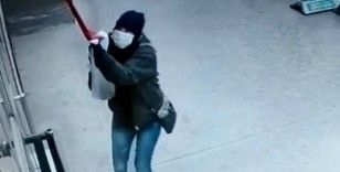 Türk bayrağına saldıran kadın hastanede gözlem altına alındı