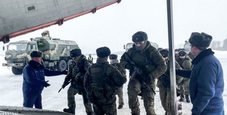 Rusya Savunma Bakanlığı: Rus barış gücünün ilk birlikleri Kazakistan'a ulaştı