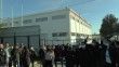 Tuzla’da işten çıkarılan Oppo çalışanları, fabrika önünde eyleme başladı
