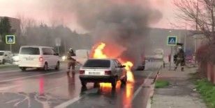 Otomobil alev alev yandı sürücü son anda kurtuldu
