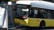 Eyüpsultan'da İETT otobüsü durağa çarptı