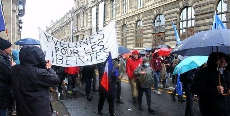 Fransa’da "aşı kartı" protestosu