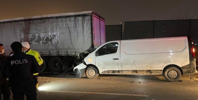 Güngören'de park halindeki kamyona çarpan minibüsteki kadın hayatını kaybetti