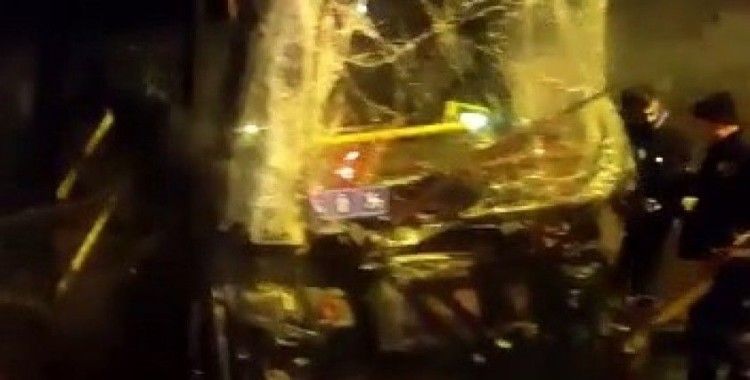 Beşiktaş’ta İETT otobüsü çınar ağacına çarptı: 1 yaralı