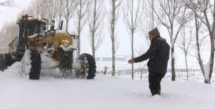Köylüler yol gösterdi, iş makinesiyle kar temizlendi