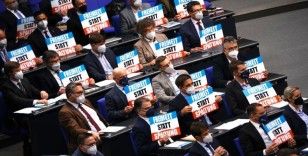 Almanya Federal Meclisi'nden pankartlı protesto