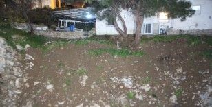 Mahalleli deprem sandı: Duvar yıkıldı evler tahliye edildi