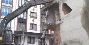 Esenyurt'ta mahallelinin korkusu haline gelen metruk bina yıkıldı