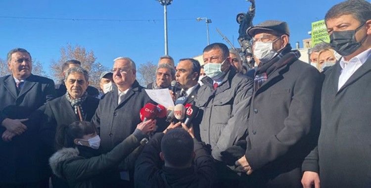 CHP'li Ağbaba, EYT'lilerle birlikte basın açıklaması yaptı