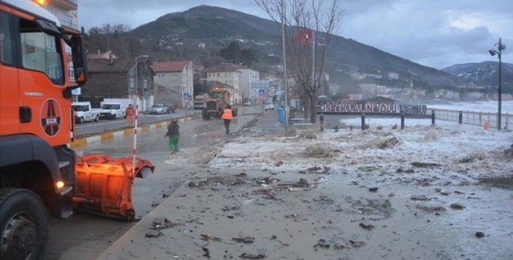 Karadeniz'deki 6 metreye ulaşan dalgalar Kastamonu sahilinde hasar oluşturdu