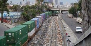 Los Angeles'ta hırsızlar, hareket halindeki yük trenlerini yağmaladı