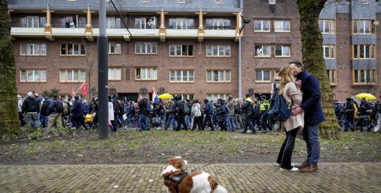 Hollanda’da Covid-19 kısıtlamaları protesto edildi
