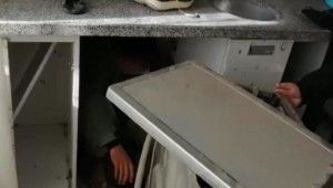 Çamaşır makinesinin arkasına saklanan göçmen böyle yakalandı