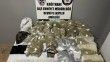 Aile boyu uyuşturucu ticareti: Kağıthane polisi merdivenin içinde 7.5 kilogram marihuana yakaladı