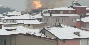  Çatı yangını vatandaşı sokağa döktü
