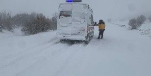 Yoğun kar nedeniyle hastaneye yetiştirilemeyince ambulansta doğum yaptı