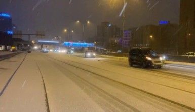 İstanbul'da gece vakti bastıran kar etkili oldu