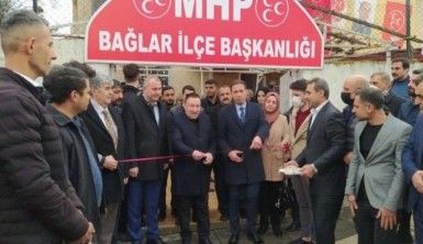 MHP, Bağlar'da miting havasında ilçe başkanlık binasının açılışını yaptı