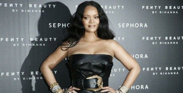 Ünlü şarkıcı Rihanna hamile olduğunu duyurdu