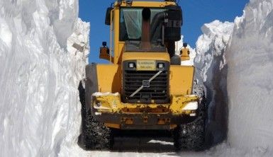Yüksekova'da 9 metrelik kar tünelleri şaşırtıyor