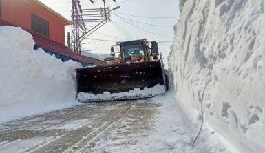 Osmaniye'nin yüksek kesimlerinde zorlu kar mücadelesi sürüyor